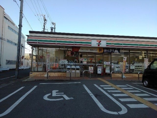 コンビニ　セブンイレブン様（コンビニ）まで450m