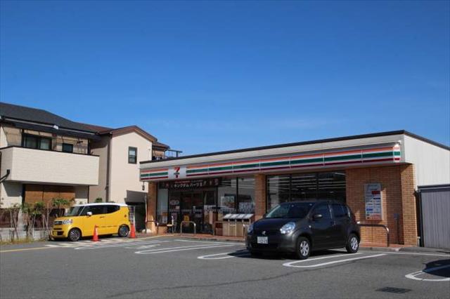 コンビニ　セブンイレブン（コンビニ）まで210m