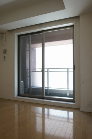居室・リビング　「落ち着いた色合いの床材を使用した居住空間」