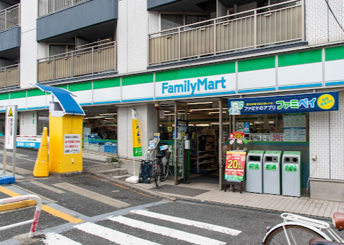 コンビニ　ファミリーマート 牛込柳町駅前店（コンビニ）まで204m