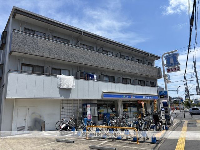 コンビニ　ローソンＪＲ八田駅前店（コンビニ）まで64m