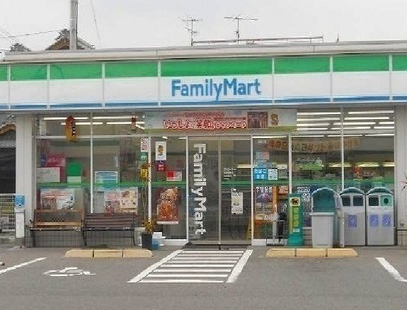 コンビニ　ファミリーマート（コンビニ）まで500m
