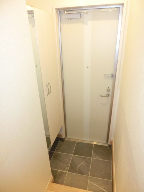 玄関　鏡付きで身だしなみバッチリ
