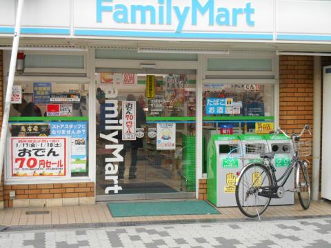 コンビニ　ファミリーマート 与力町店（コンビニ）まで322m