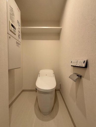 トイレ　※写真は別号室タイプ