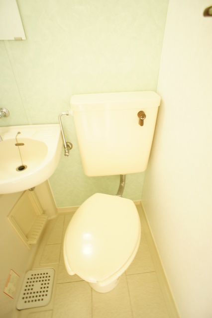 トイレ　白を基調とした空間で清潔感のあるトイレです♪