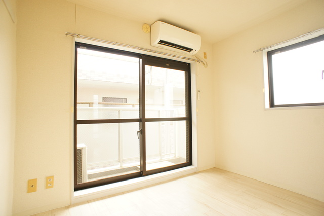 居室・リビング　２面採光なので、明るく風通しのよいお部屋です♪