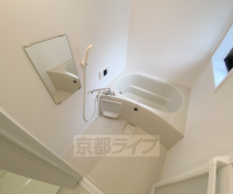 バス・シャワールーム　鏡のある便利なお風呂