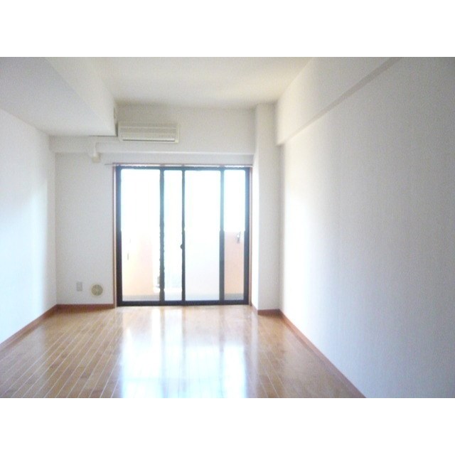 居室・リビング　※参考写真（同物件別部屋です）