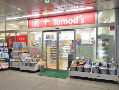 ドラックストア　トモズ 白金プラザ店（ドラッグストア）まで255m