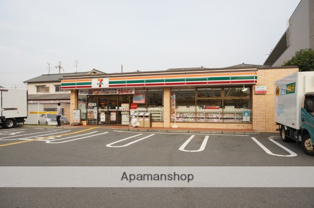 コンビニ　セブンイレブン（コンビニ）まで733m