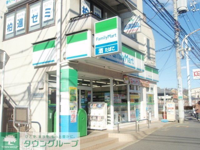 コンビニ　ファミリーマート（コンビニ）まで610m