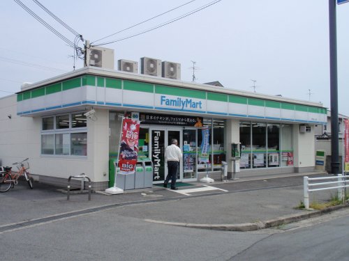 コンビニ　ファミリーマート上牧桜ヶ丘店（コンビニ）まで265m