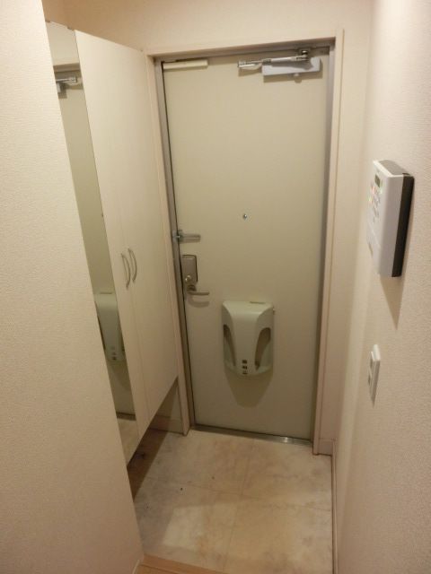 玄関　鏡付きで身だしなみバッチリ！