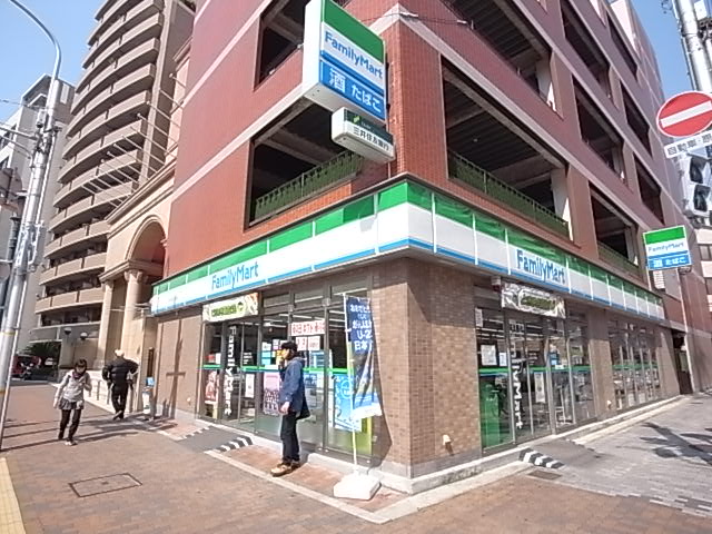 コンビニ　ファミリーマート（コンビニ）まで324m