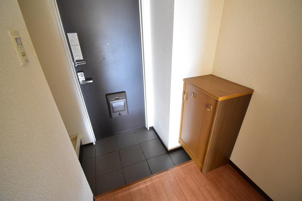 玄関　※同建物の別のお部屋の写真です。
