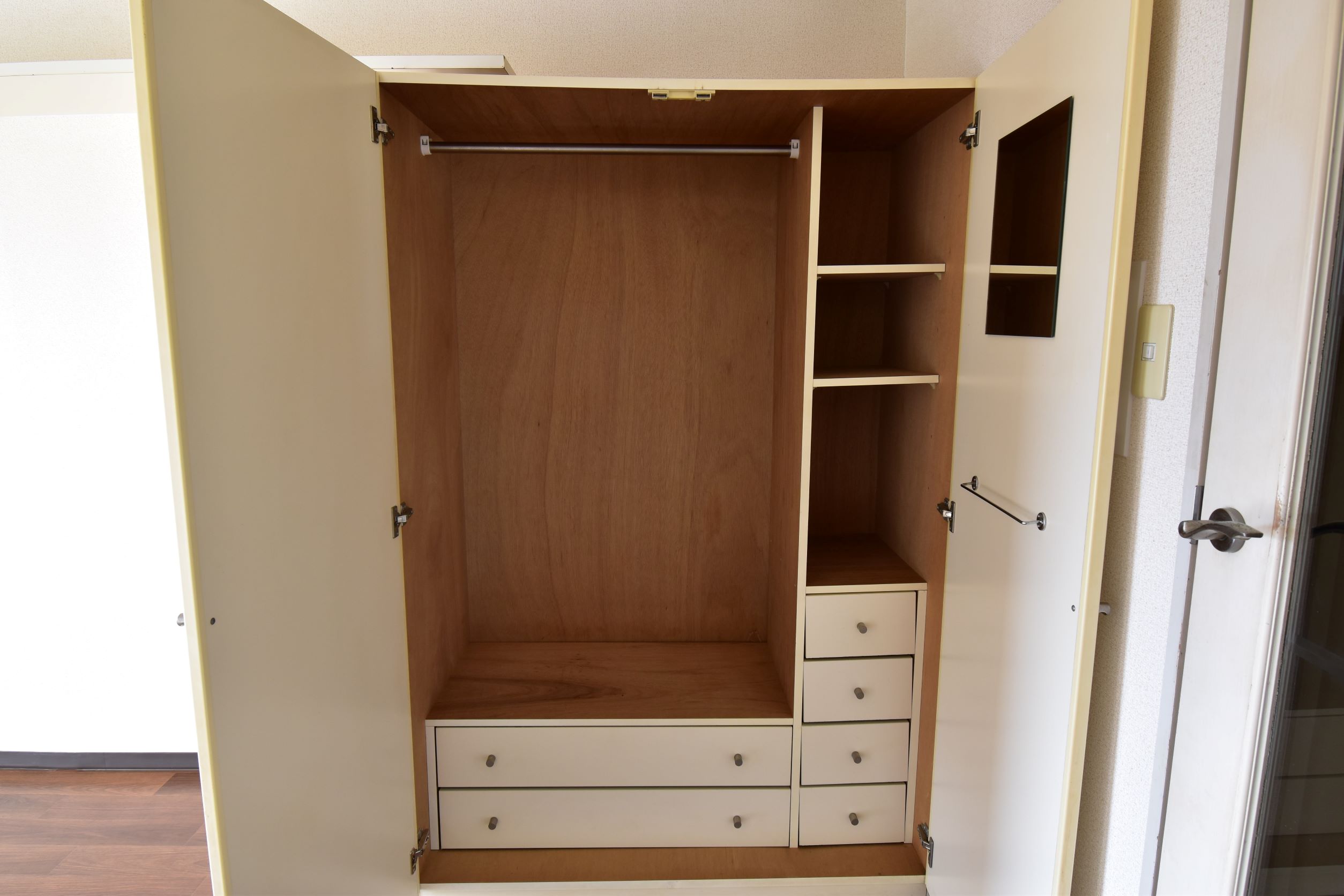 収納　※同建物の別のお部屋の写真です。