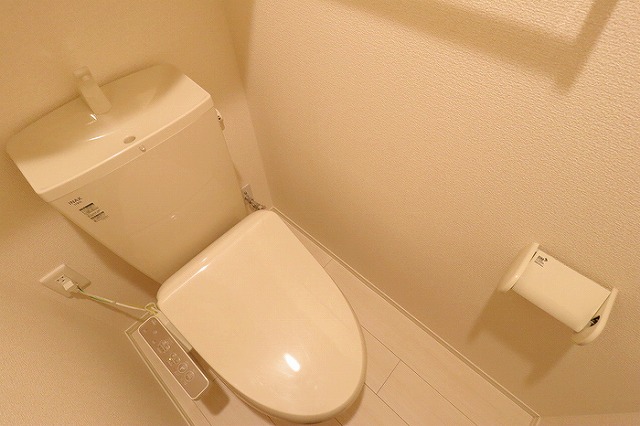トイレ　温水洗浄暖房便座付のトイレです。