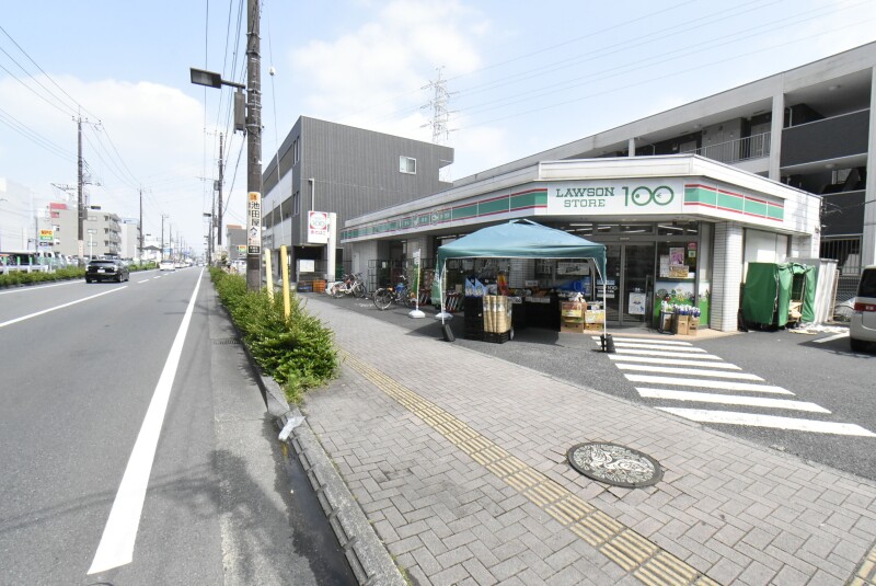 コンビニ　ローソンストア100南越谷一丁目店（コンビニ）まで275m