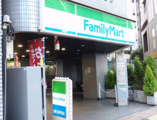 コンビニ　ファミリーマートサンズ西新宿店（コンビニ）まで579m