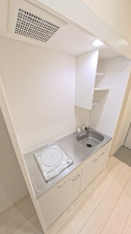 キッチン　お手入れラクラクな一口コンロ付き。