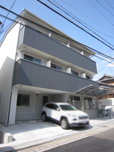 建物外観　西向日駅徒歩3分。オートロック完備で防犯面も安心な築浅外観。