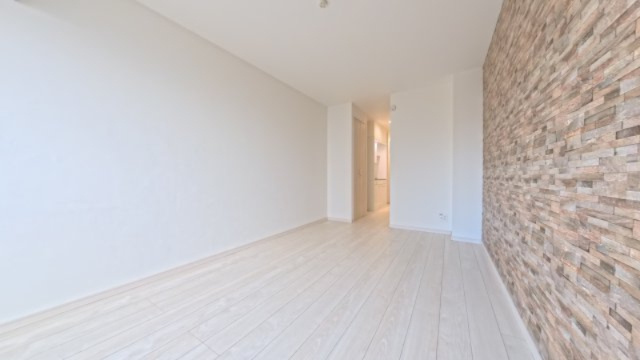 居室・リビング　ネット無料の洋室。クローゼット付きで室内を広々使える配置。