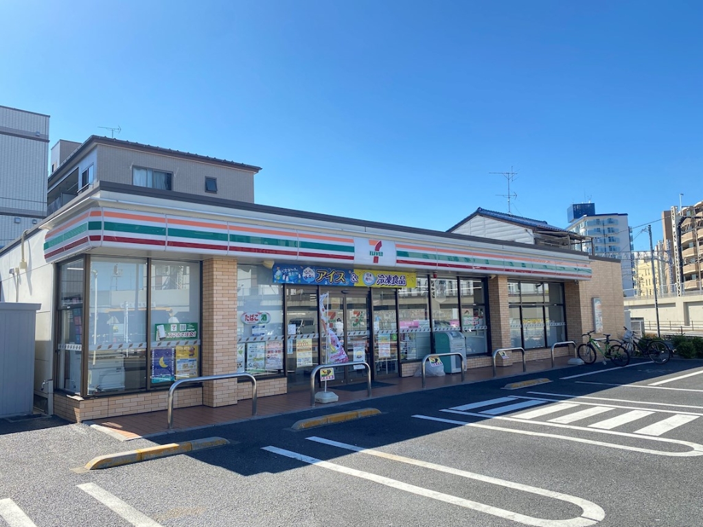 コンビニ　セブンイレブン 西新井駅東店（コンビニ）まで298m