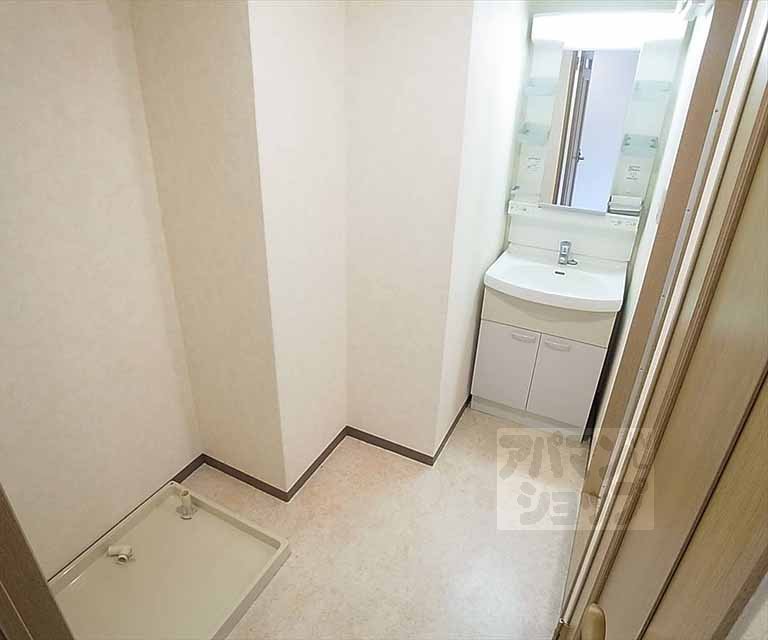洗面設備　室内洗濯機置場と独立洗面台がある、脱衣場です。