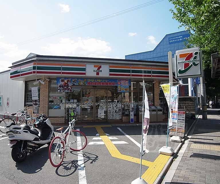 コンビニ　セブンイレブン京都堀川北大路店（コンビニ）まで300m