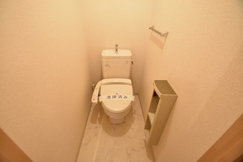トイレ　収納棚完備の温水洗浄便座の綺麗なトイレ♪