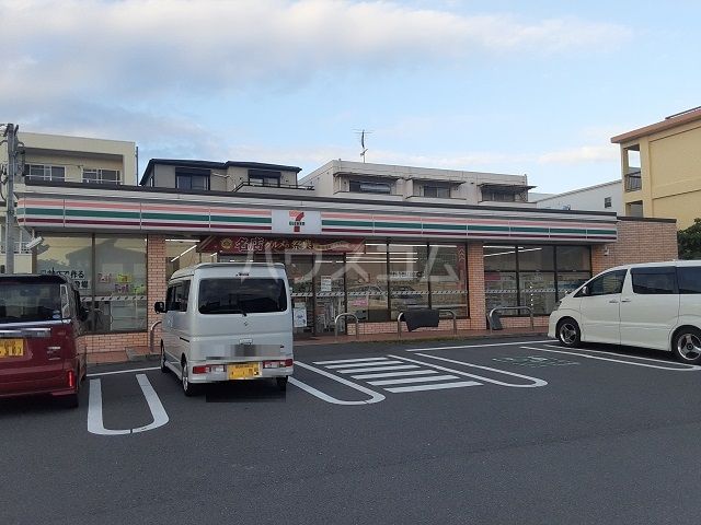コンビニ　セブンイレブン四日市城東町店（コンビニ）まで284m