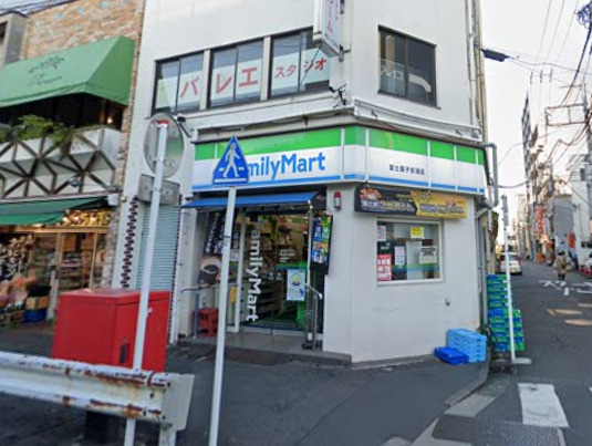 コンビニ　ファミリーマート（コンビニ）まで121m