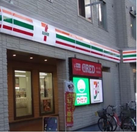 コンビニ　セブンイレブン横浜京急生麦駅前店（コンビニ）まで420m