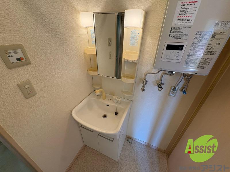 洗面設備　独立洗面台です。大きくてよいですね。シャンプーもできます！