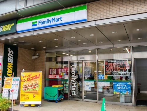 コンビニ　ファミリーマート 御茶ノ水駅前店（コンビニ）まで579m