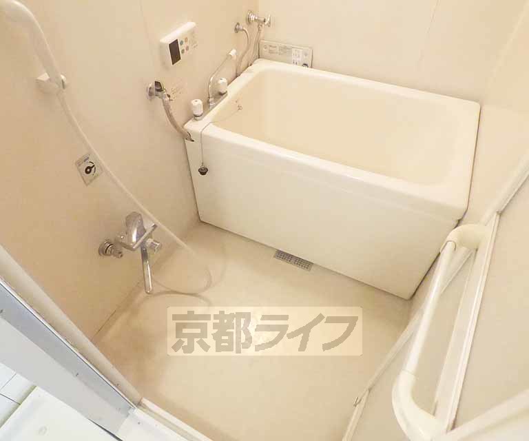 バス・シャワールーム　清潔感のあるお風呂です。