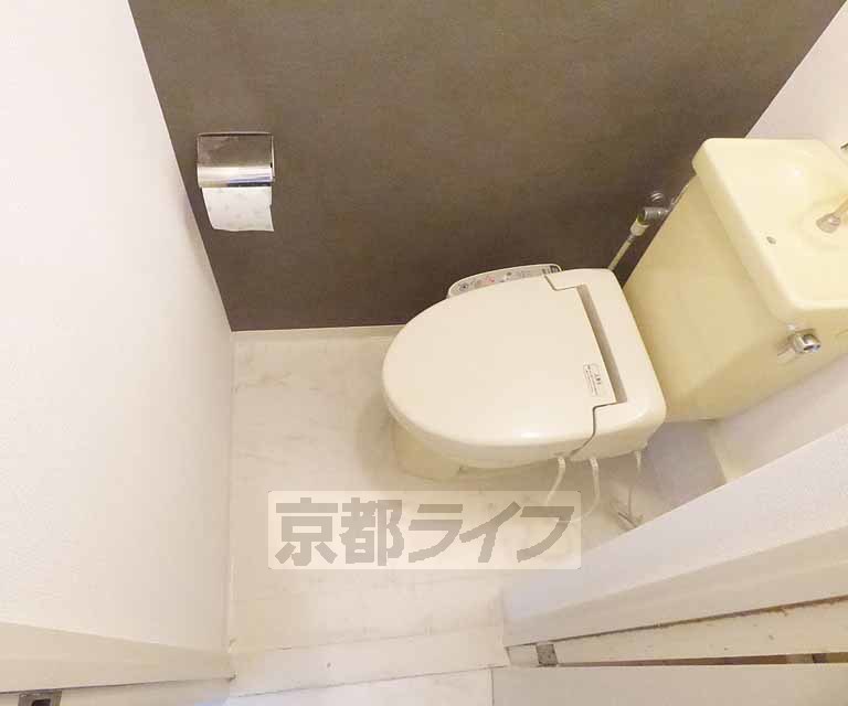 トイレ　ウォシュレット付です。