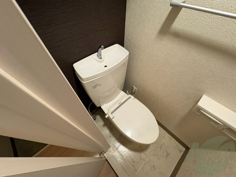 トイレ　トイレです。タオル掛けもついて便利ですね。
