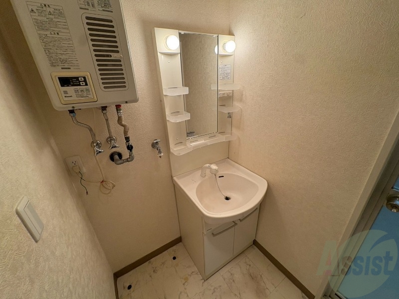 洗面設備　大きくて使いやすそうな独立洗面台になっています。