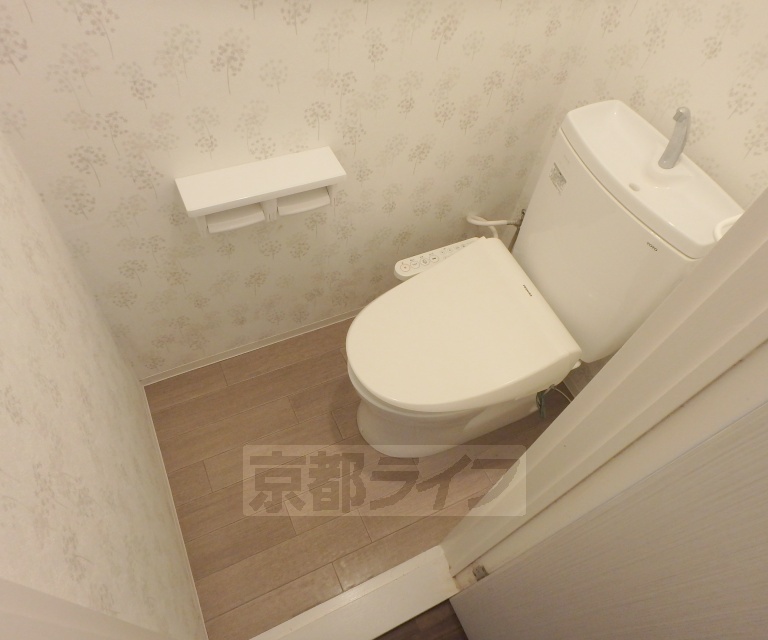 トイレ　温水洗浄便座付きトイレです。