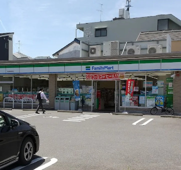 コンビニ　ファミリーマート 名西枇杷島店（コンビニ）まで554m