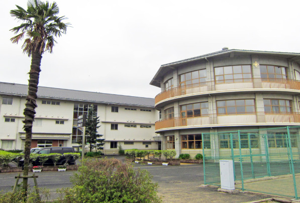 中学校　八街市立八街中央中学校（中学校）まで481m