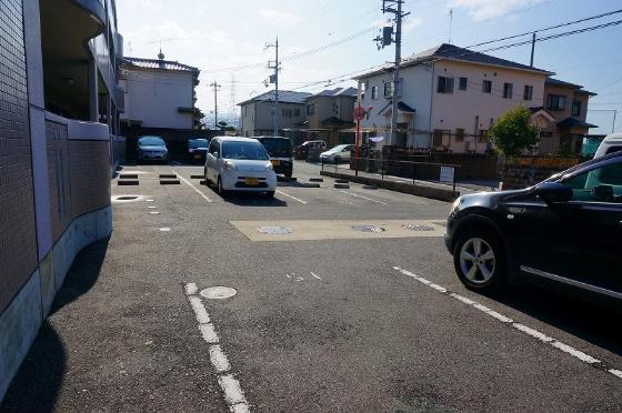 駐車場　駐車場があるので、車を買う予定の方も安心です