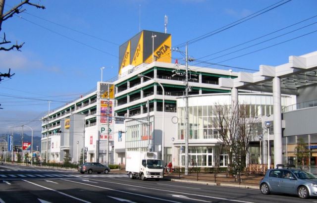 ショッピングセンター　アピタ（ショッピングセンター）まで650m