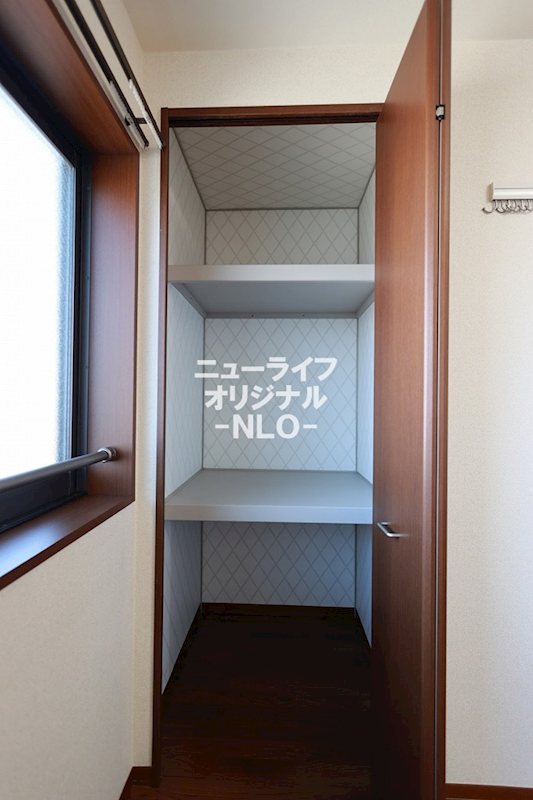 その他設備　奥行があるので衣装ケースや布団の収納に便利です☆