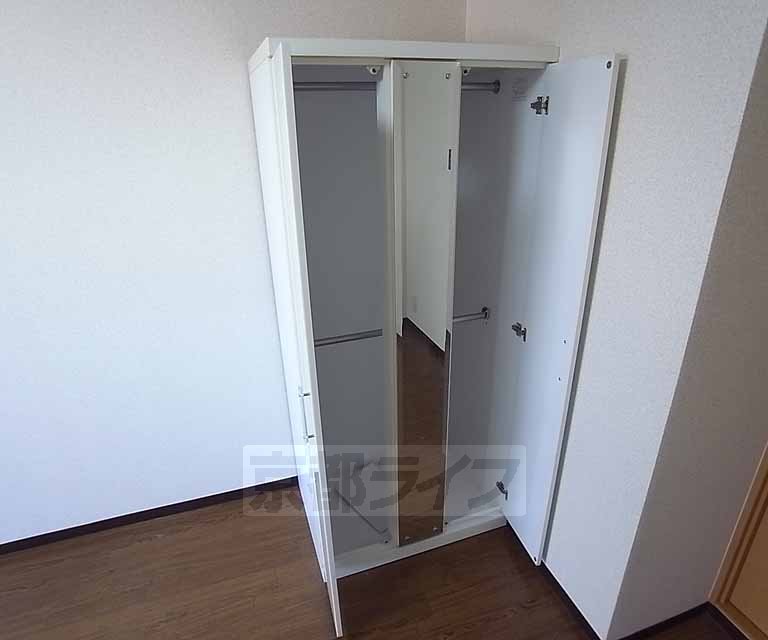収納　鏡付きのクローゼット。