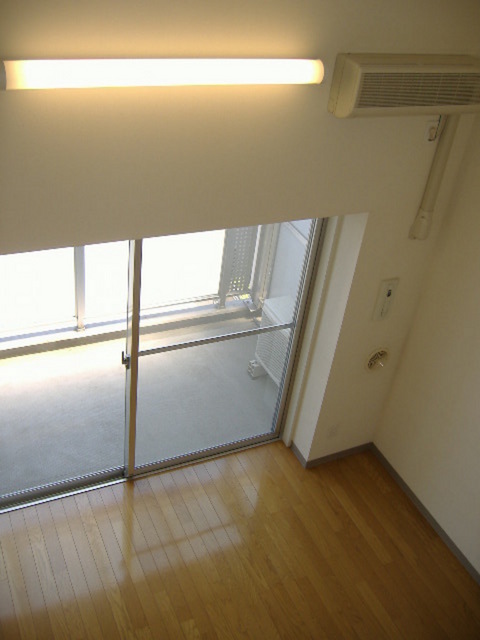 居室・リビング　天井が高く開放的なお部屋です♪