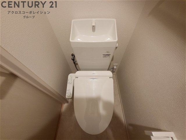 トイレ　温水洗浄便座付きのトイレです♪