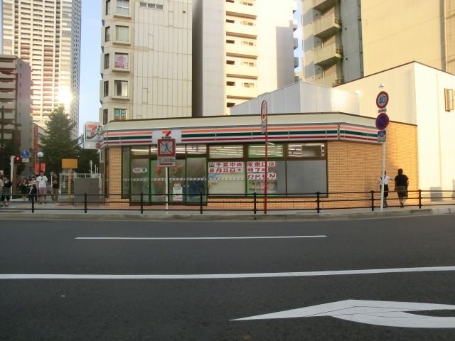 コンビニ　セブンイレブン（コンビニ）まで196m
